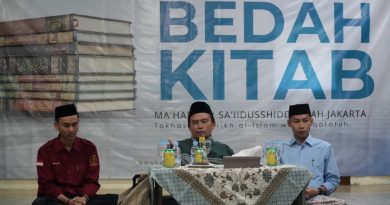 Dr. Tohirin Bagikan Rahasia dan Semangat dalam Dunia Penerjemahan pada Bedah Buku Ensiklopedia Sejarawan Muslim